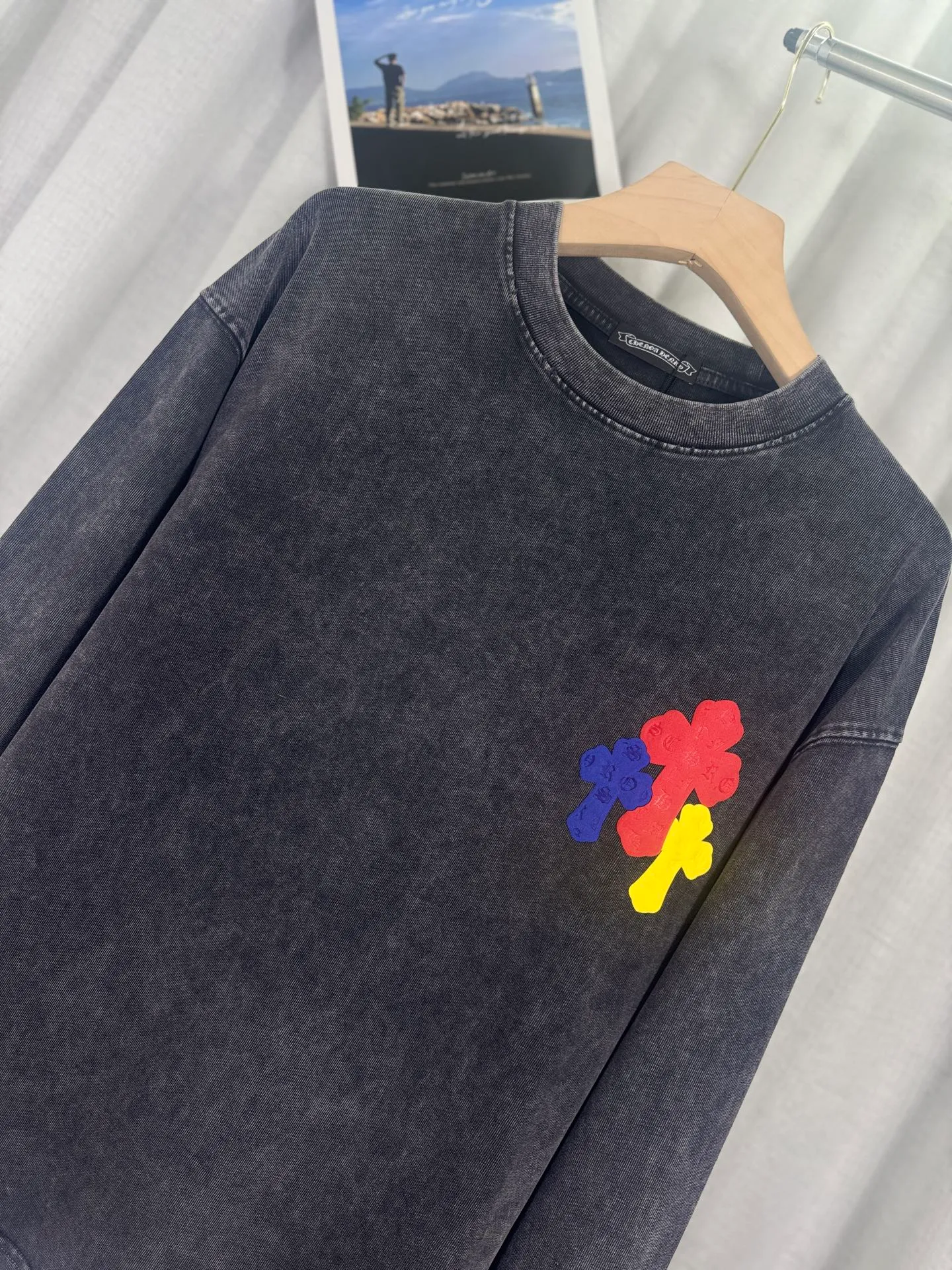 P250 top version, real shot without P, ​​different from market currency) 𝗖𝗵𝗿𝗼𝗺𝗲 𝗛𝗲𝗮𝗿𝘁𝘀/Cro Heart 2025 Autumn and Winter Horseshoe Cross Sticker 3D Glue Couple Casual Long Sleeve 👑The highest version! Customized fabric 320g fabric! Horseshoe cross printing 3D hot glue! The best-selling model in the counter, very comfortable to wear. Accessories: original molded and authenticated collar label➕100% silk wash label. Genuine purchase-grade original hangtag➕matching hanging rope➕3D hanging beads➕original packaging bag. Craftsmanship: The original version has consistent wiring! The highest version of the armhole matching technique! Color: Blue Black Size: S M L XL Style No.: 5175